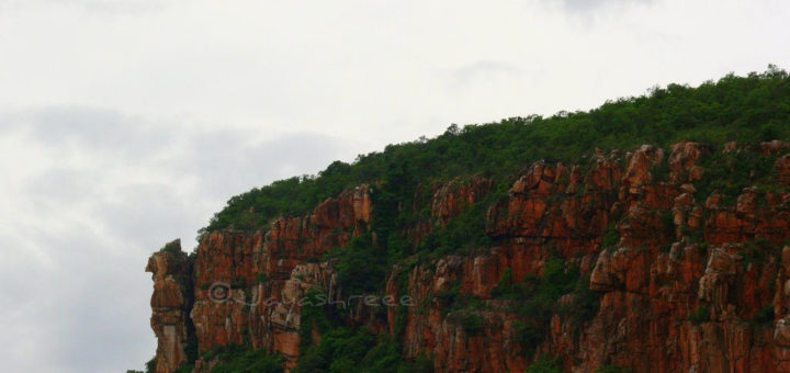 Garuda_cliff_in_Tirumala